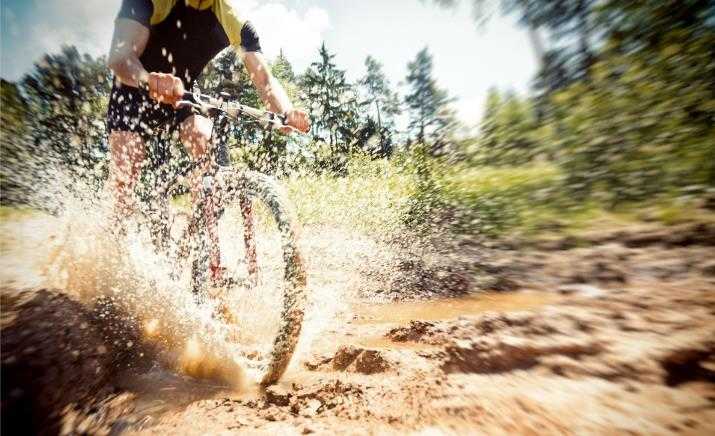 bicicleta eléctrica limpa