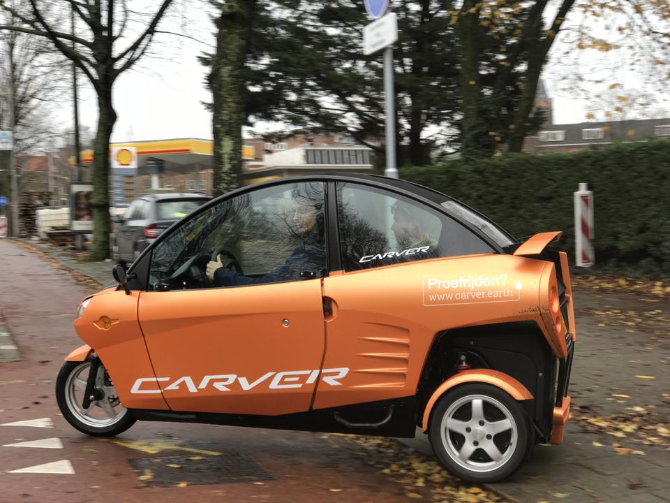 e-trike कार।