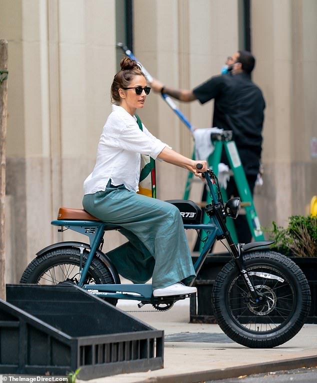 Minka Kelly gets in some fresh air as she enjoys solo bike ride in the Big Apple - blog - 1