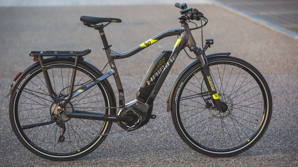 Recenzo Haibike sDuro Trekking 4.0: elektra biciklo hibrida laborĉevalo por la sentima veturanto