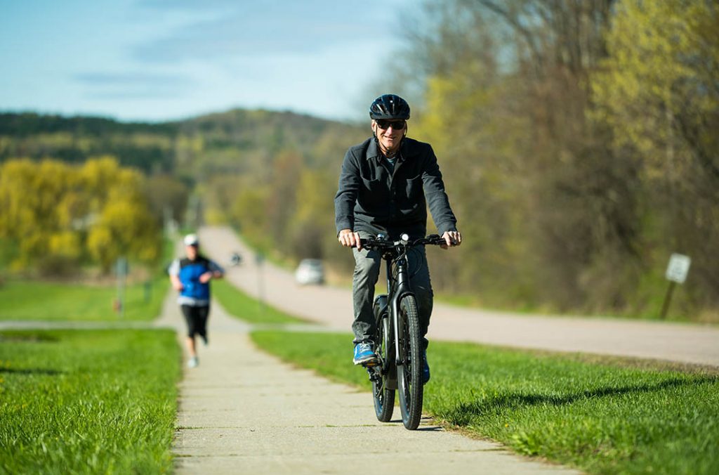 andar en bicicleta eléctrica